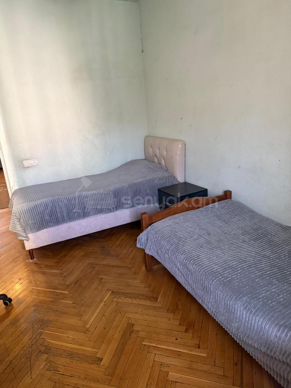 4 Սենյականոց Բնակարան Քարե Շենքում, 91քմ, 3/5 հարկ, Նորմալ Վիճակում