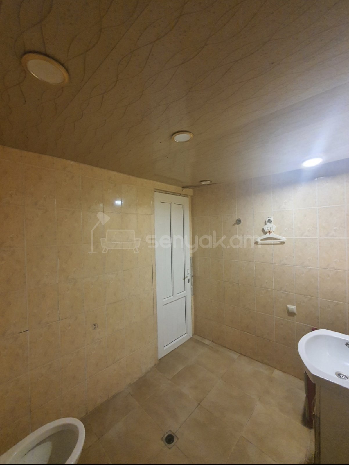 4 Սենյականոց Բնակարան Քարե Շենքում, 84քմ, 3/4 հարկ, Կոսմետիկ Վերանորոգված
