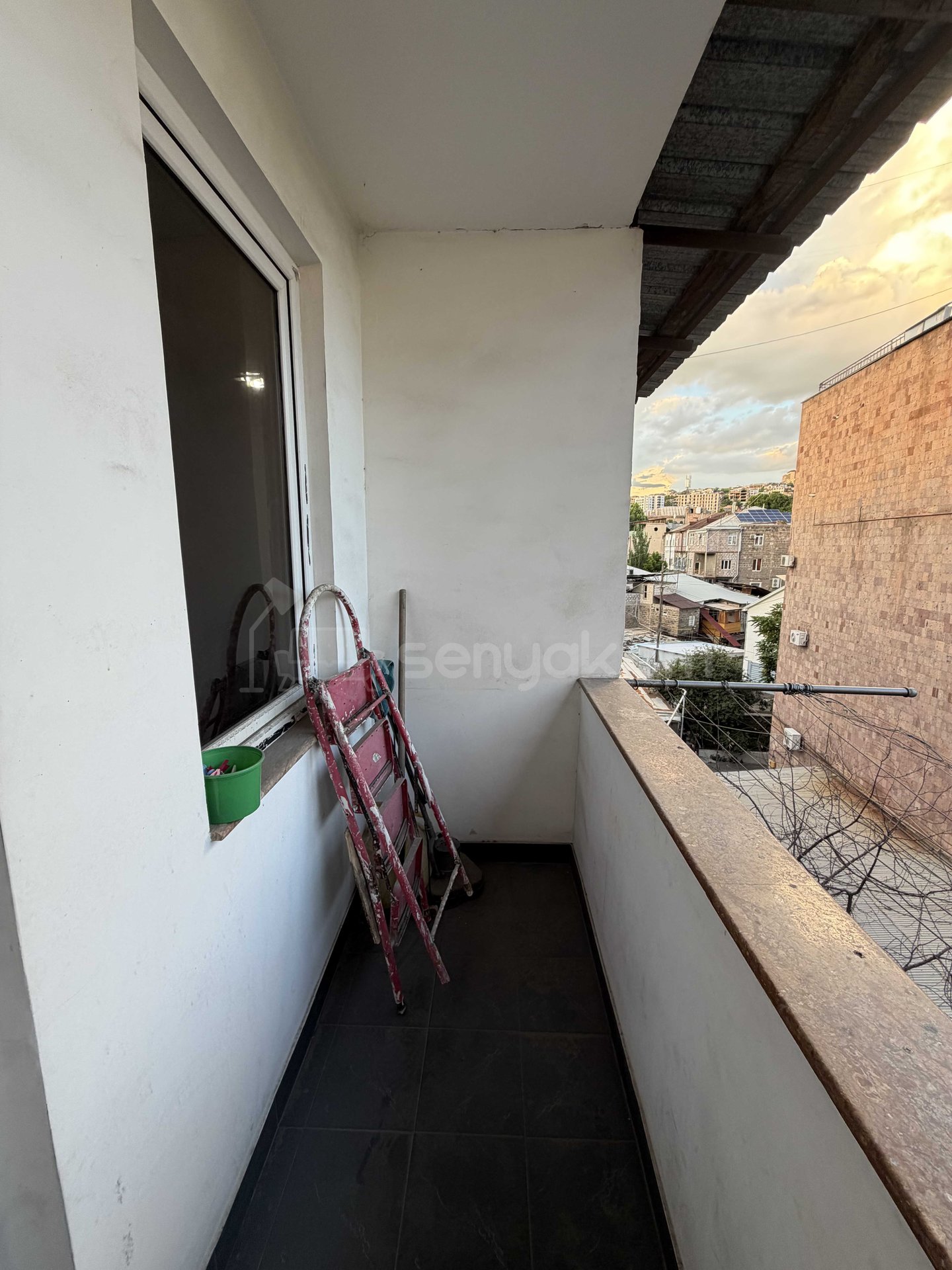 3 Սենյականոց Բնակարան Քարե Շենքում, 105քմ, 5/5 հարկ, Կապիտալ Վերանորոգված