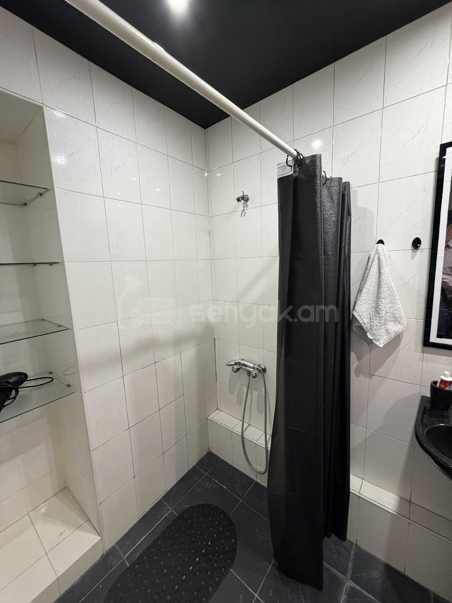3 Սենյականոց Բնակարան Քարե Շենքում, 105քմ, 5/5 հարկ, Կապիտալ Վերանորոգված