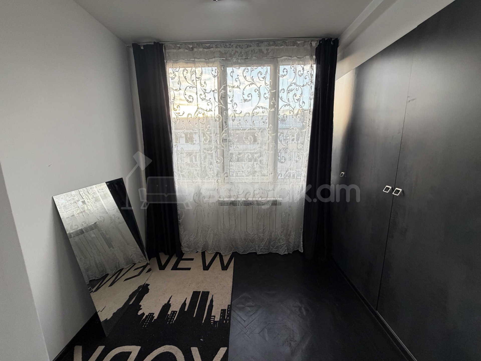 3 Սենյականոց Բնակարան Քարե Շենքում, 105քմ, 5/5 հարկ, Կապիտալ Վերանորոգված