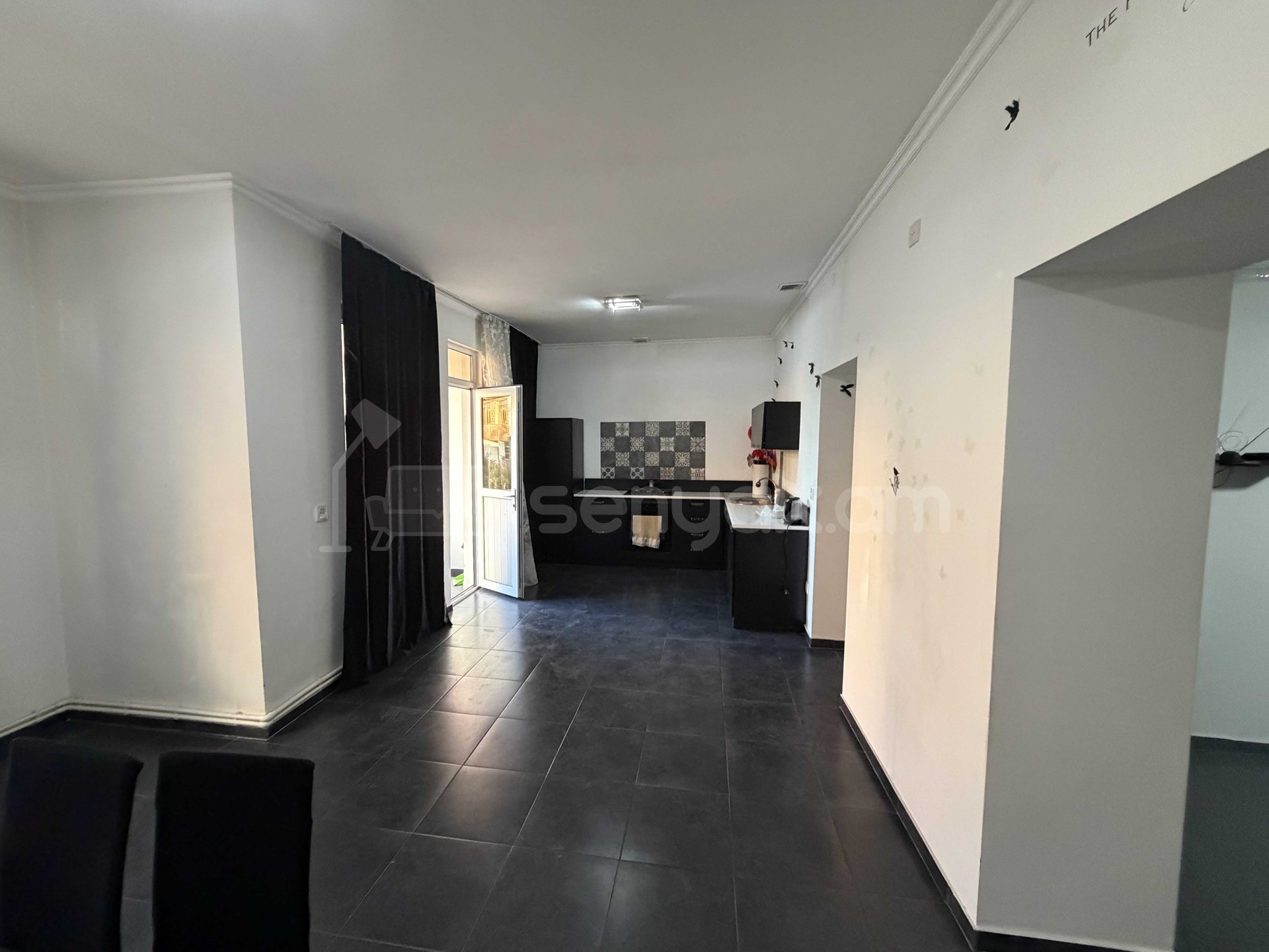 3 Սենյականոց Բնակարան Քարե Շենքում, 105քմ, 5/5 հարկ, Կապիտալ Վերանորոգված