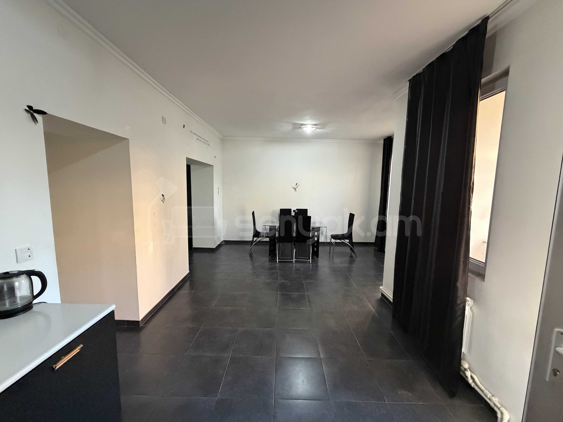 3 Սենյականոց Բնակարան Քարե Շենքում, 105քմ, 5/5 հարկ, Կապիտալ Վերանորոգված
