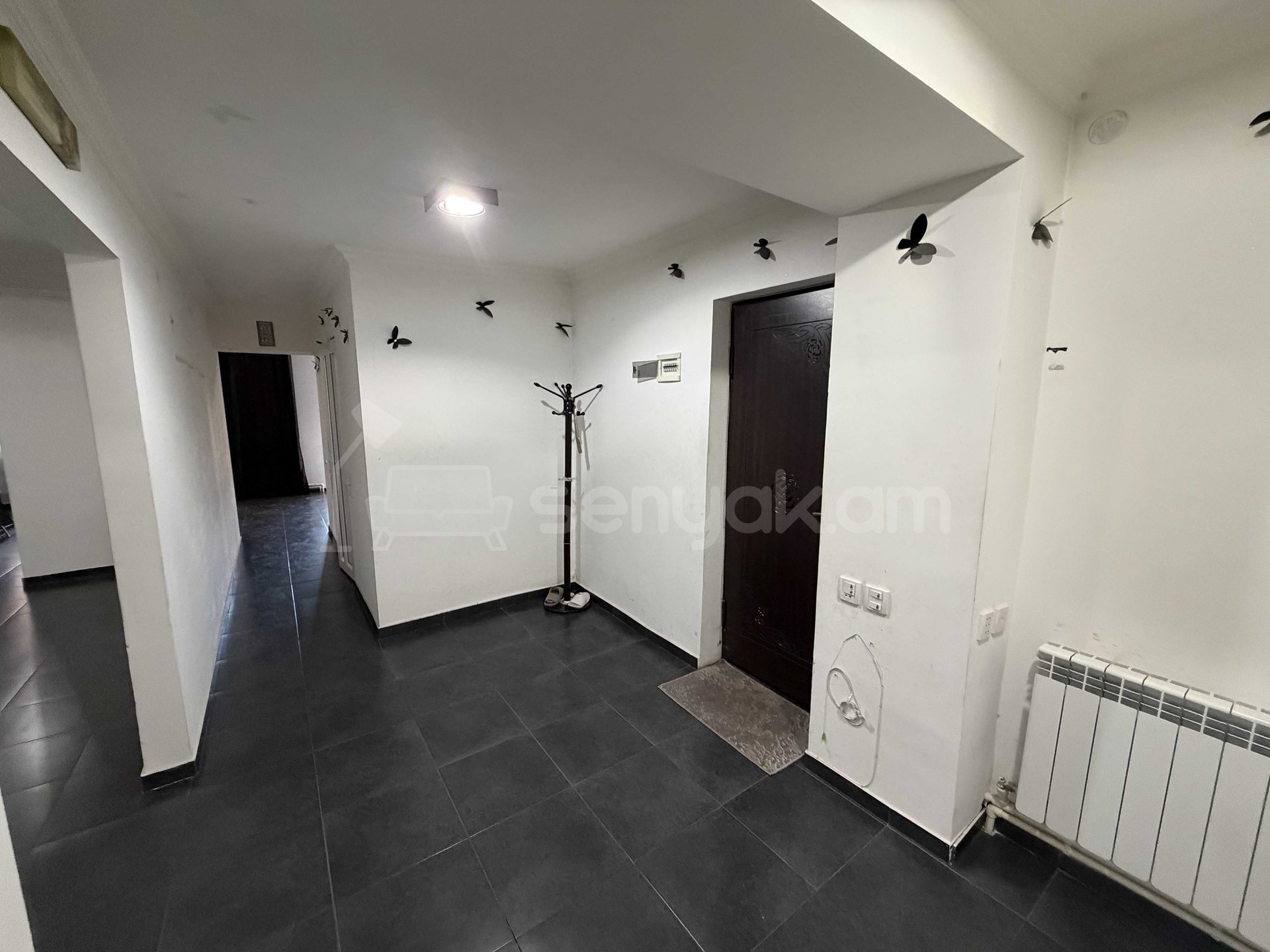 3 Սենյականոց Բնակարան Քարե Շենքում, 105քմ, 5/5 հարկ, Կապիտալ Վերանորոգված