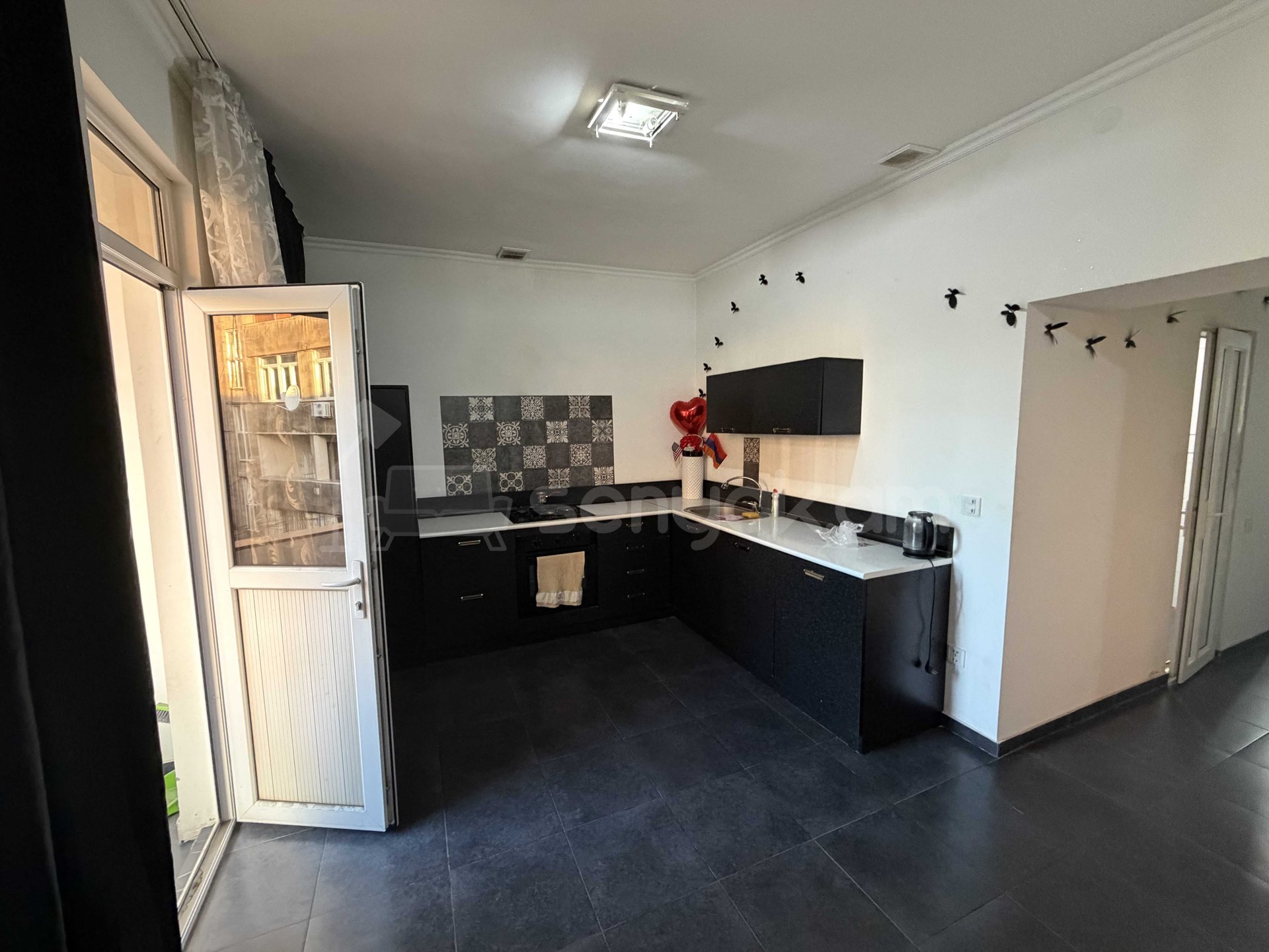 3 Սենյականոց Բնակարան Քարե Շենքում, 105քմ, 5/5 հարկ, Կապիտալ Վերանորոգված