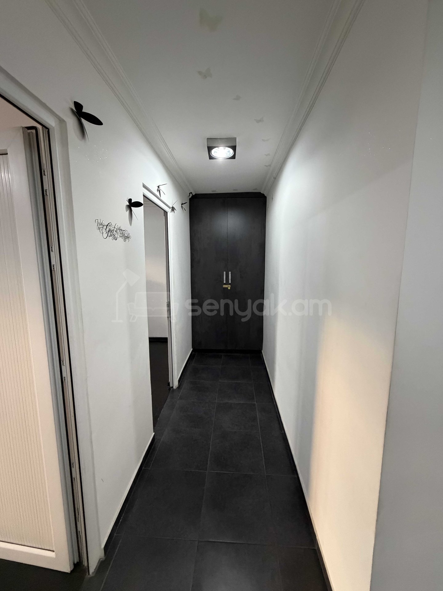 3 Սենյականոց Բնակարան Քարե Շենքում, 105քմ, 5/5 հարկ, Կապիտալ Վերանորոգված