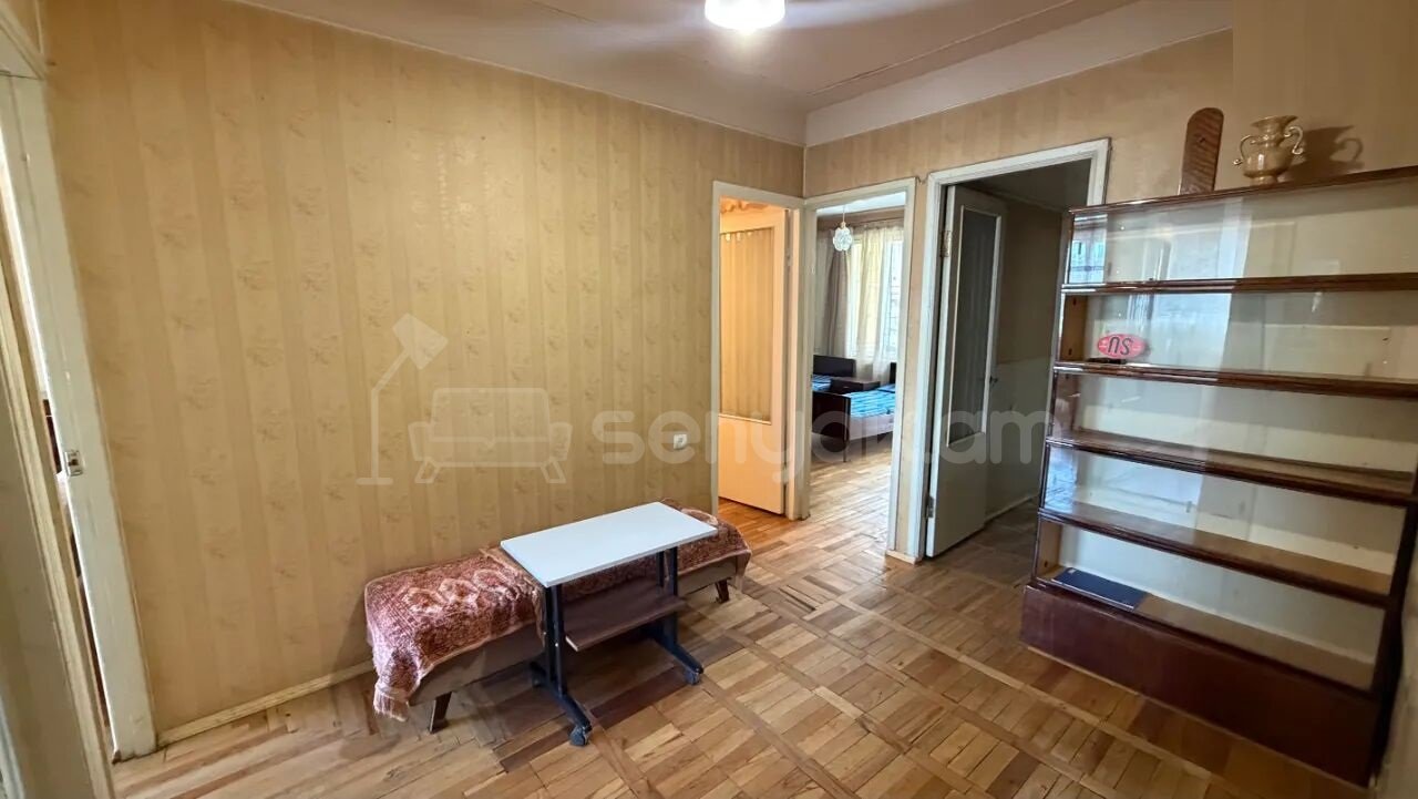 3 Սենյականոց Բնակարան Քարե Շենքում, 72քմ, 3/5 հարկ, Պետական Վիճակում