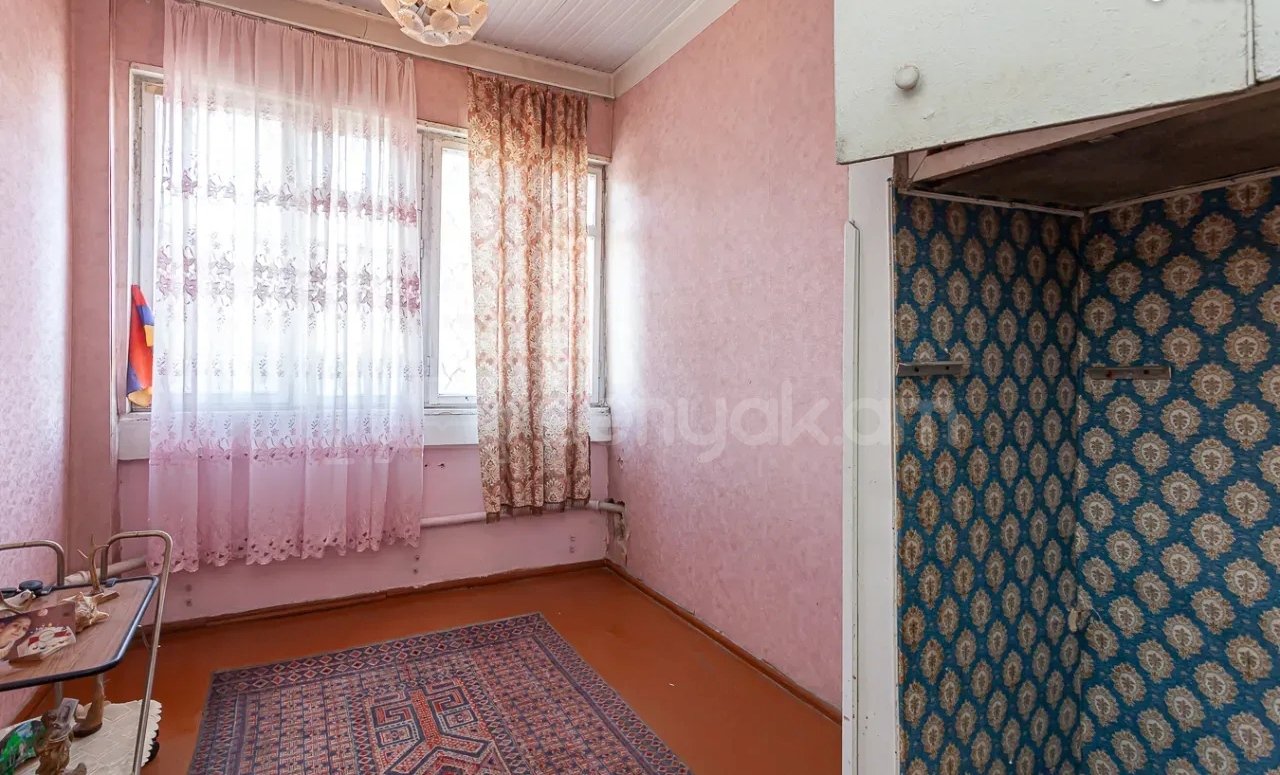 3 Սենյականոց Բնակարան Քարե Շենքում, 75քմ, 2/5 հարկ, Պետական Վիճակում