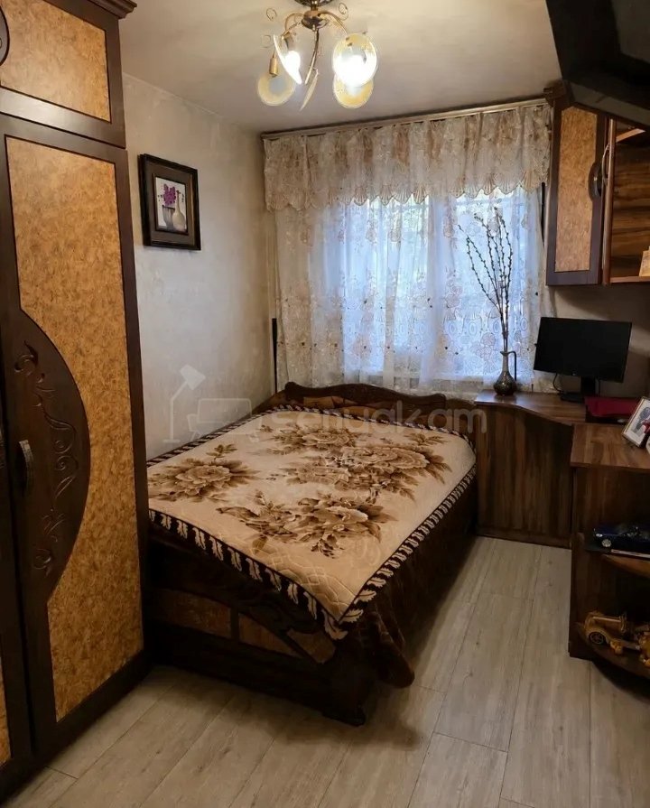 3 Սենյականոց Բնակարան Քարե Շենքում, 65քմ, 1/4 հարկ, Նորմալ Վիճակում