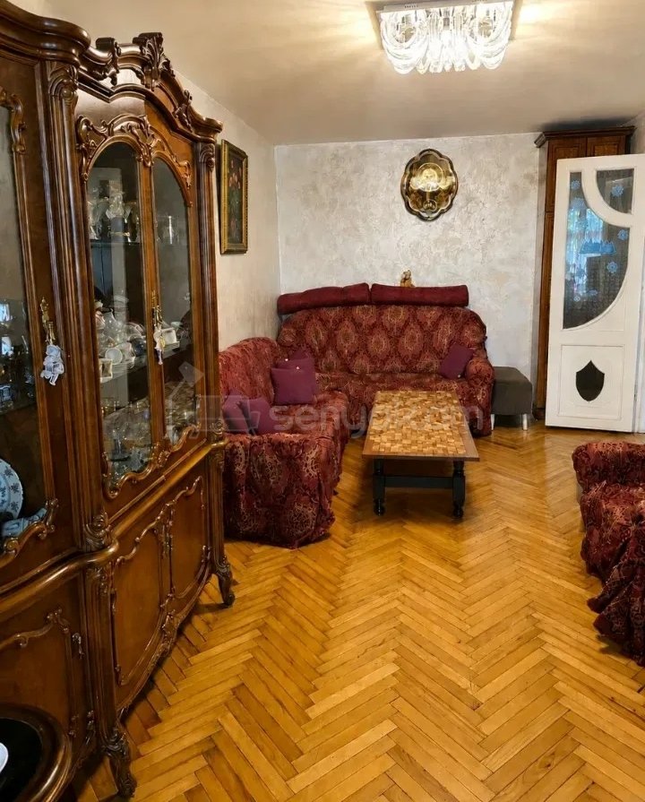 3 Սենյականոց Բնակարան Քարե Շենքում, 65քմ, 1/4 հարկ, Նորմալ Վիճակում