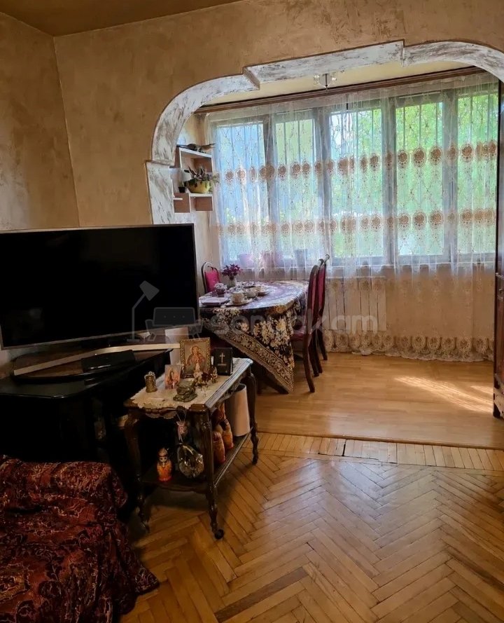 3 Սենյականոց Բնակարան Քարե Շենքում, 65քմ, 1/4 հարկ, Նորմալ Վիճակում