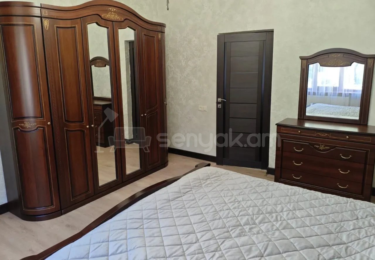3 Սենյականոց Բնակարան Քարե Շենքում, 103քմ, 2/4 հարկ, Դիզայներական Վերանորոգված, Կահավորված