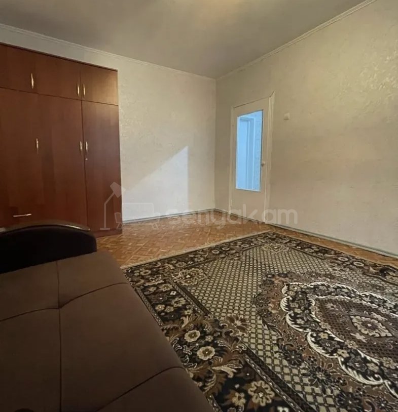 1 Սենյականոց Բնակարան Քարե Շենքում, 40քմ, 2/5 հարկ, Նորմալ Վիճակում, Կահավորված