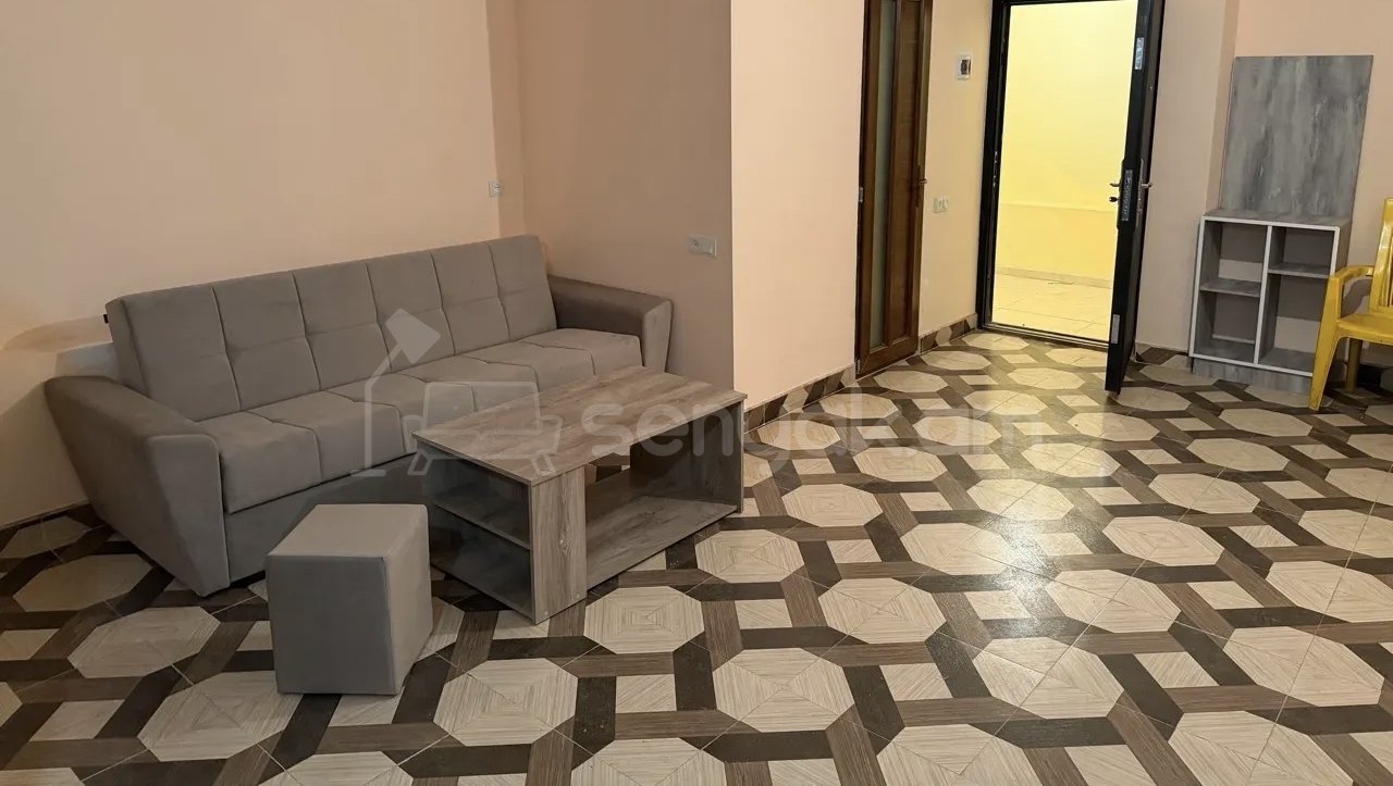 1 Սենյականոց Բնակարան Քարե Շենքում, 45քմ, 1/4 հարկ, Նորմալ Վիճակում, Կահավորված, Արևկող