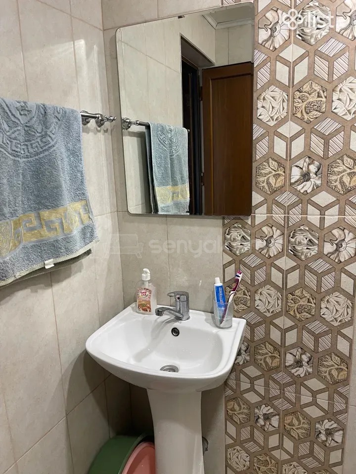 1 Սենյականոց Բնակարան Քարե Շենքում, 45քմ, 1/4 հարկ, Նորմալ Վիճակում, Կահավորված, Արևկող