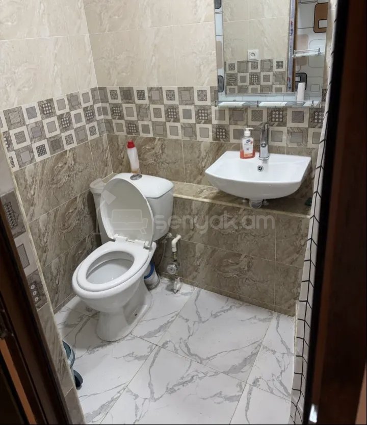 1 Սենյականոց Բնակարան Քարե Շենքում, 45քմ, 1/4 հարկ, Նորմալ Վիճակում, Կահավորված, Արևկող