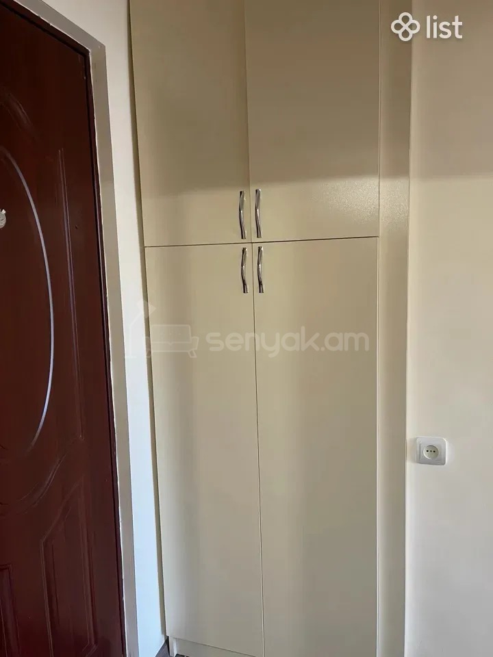 1 Սենյականոց Բնակարան Քարե Շենքում, 45քմ, 1/4 հարկ, Նորմալ Վիճակում, Կահավորված, Արևկող