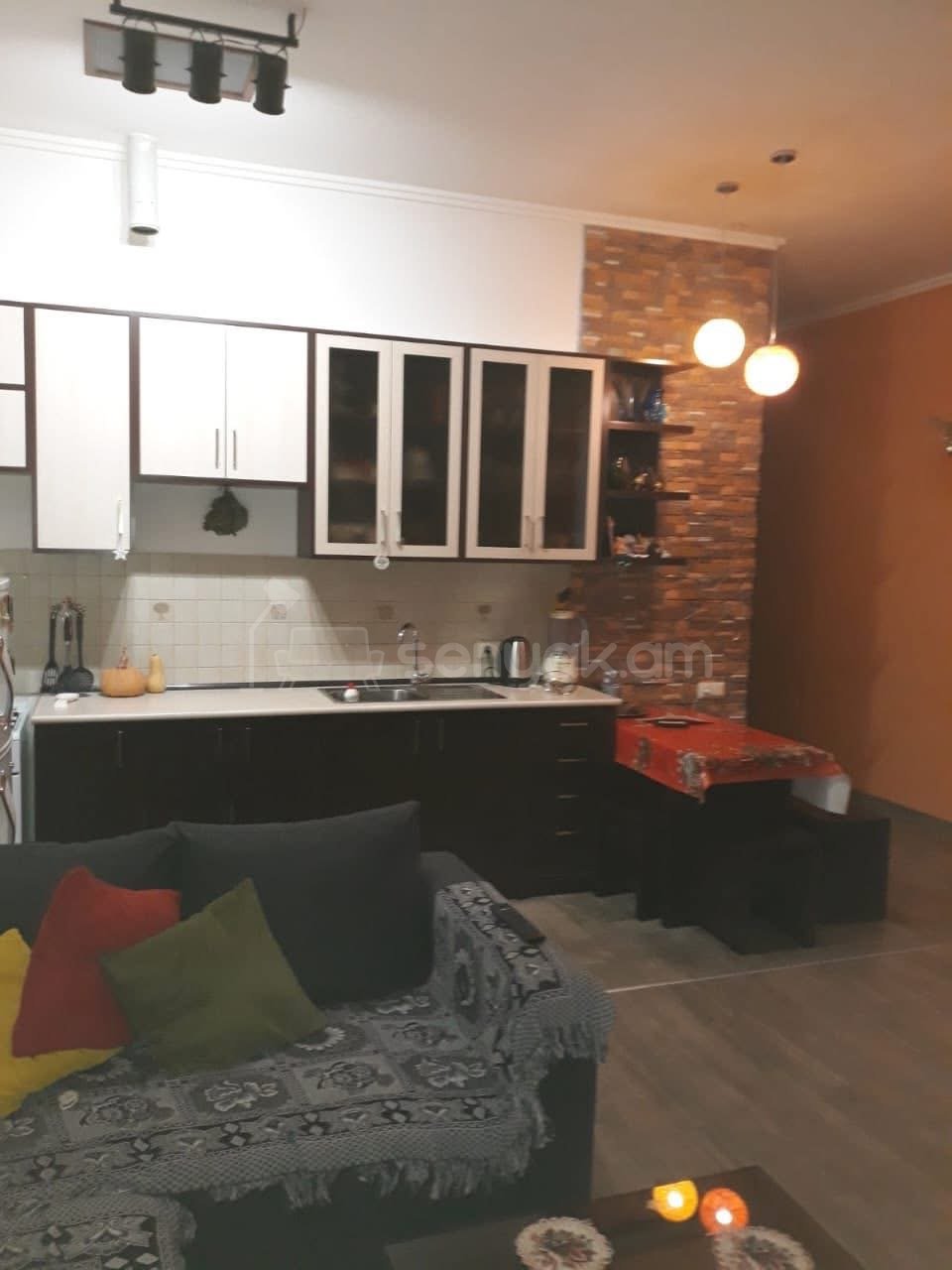 3 Սենյականոց Բնակարան Քարե Շենքում, 86քմ, 1/5 հարկ, Կապիտալ Վերանորոգված, Կահավորված