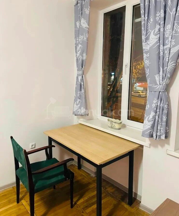 1 Սենյականոց Բնակարան Քարե Շենքում, 31քմ, 2/4 հարկ, Նորմալ Վիճակում