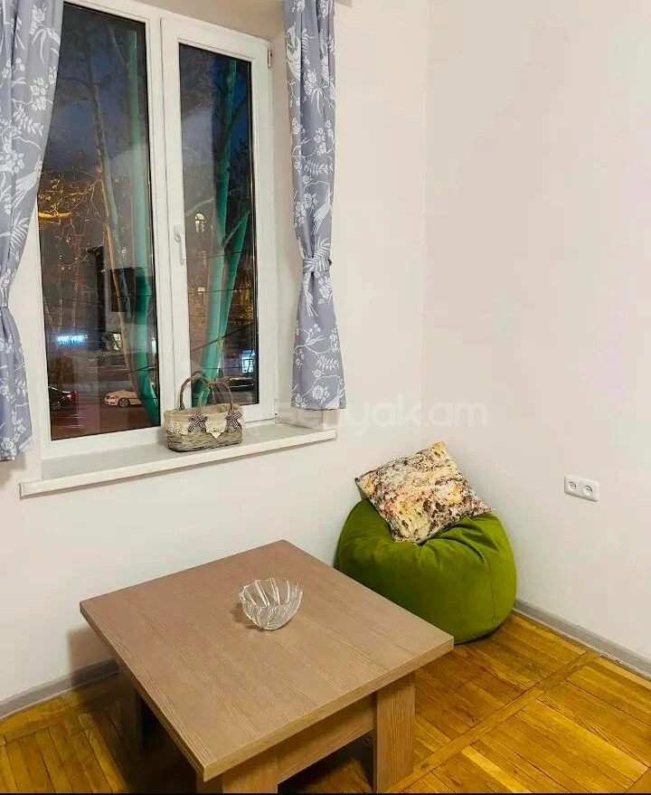 1 Սենյականոց Բնակարան Քարե Շենքում, 31քմ, 2/4 հարկ, Նորմալ Վիճակում