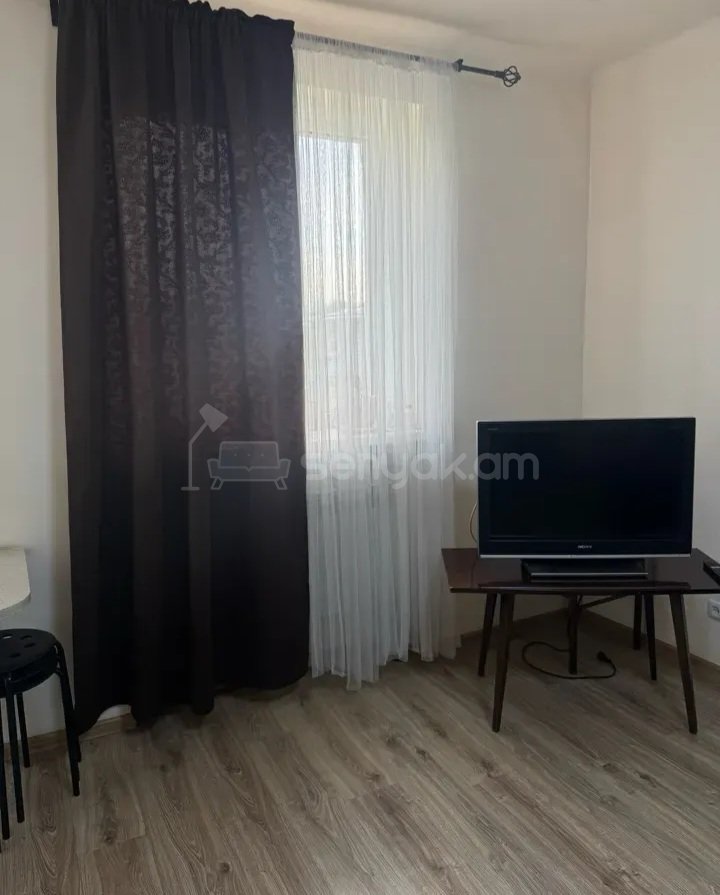 1 Սենյականոց Բնակարան Քարե Շենքում, 30քմ, 2/4 հարկ, Կապիտալ Վերանորոգված, Կահավորված