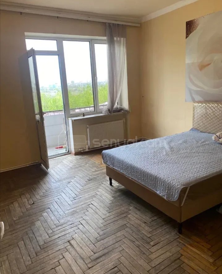 3 Սենյականոց Բնակարան Քարե Շենքում, 90քմ, 4/5 հարկ, Նորմալ Վիճակում, Կահավորված