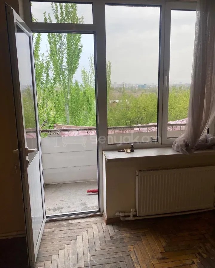 3 Սենյականոց Բնակարան Քարե Շենքում, 90քմ, 4/5 հարկ, Նորմալ Վիճակում, Կահավորված