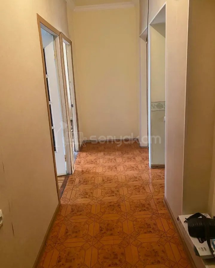 3 Սենյականոց Բնակարան Քարե Շենքում, 90քմ, 4/5 հարկ, Նորմալ Վիճակում, Կահավորված
