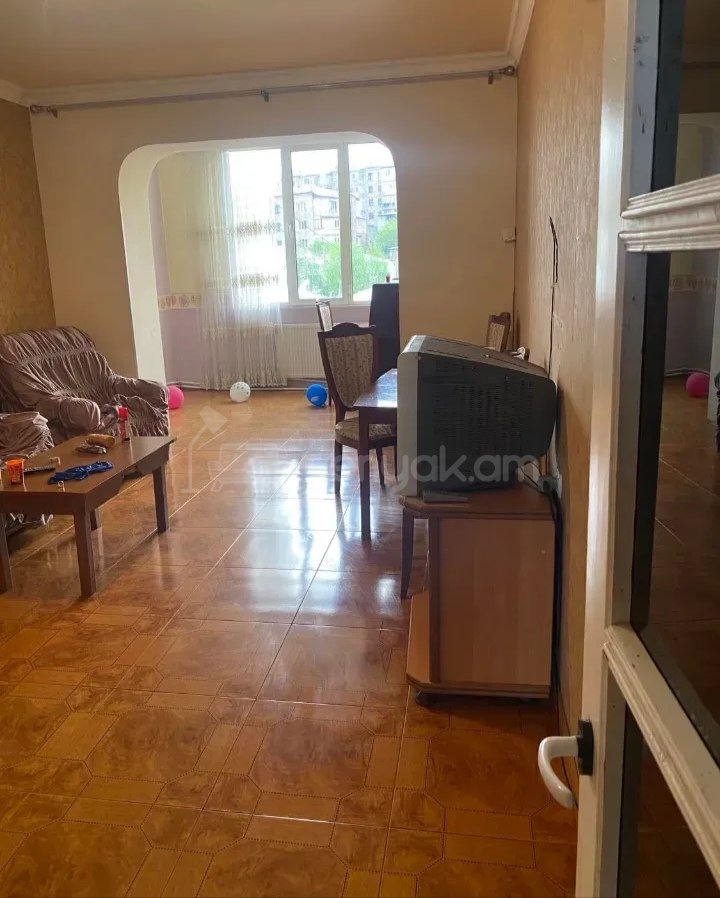 3 Սենյականոց Բնակարան Քարե Շենքում, 90քմ, 4/5 հարկ, Նորմալ Վիճակում, Կահավորված