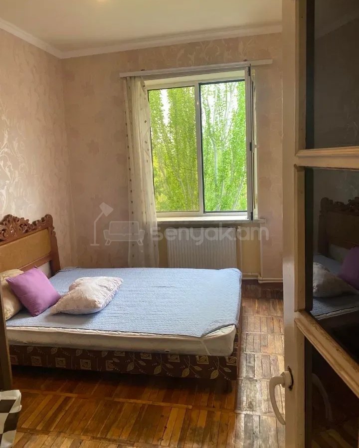 3 Սենյականոց Բնակարան Քարե Շենքում, 90քմ, 4/5 հարկ, Նորմալ Վիճակում, Կահավորված