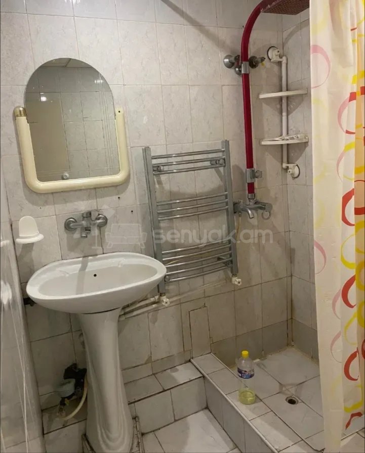 3 Սենյականոց Բնակարան Քարե Շենքում, 90քմ, 4/5 հարկ, Նորմալ Վիճակում, Կահավորված
