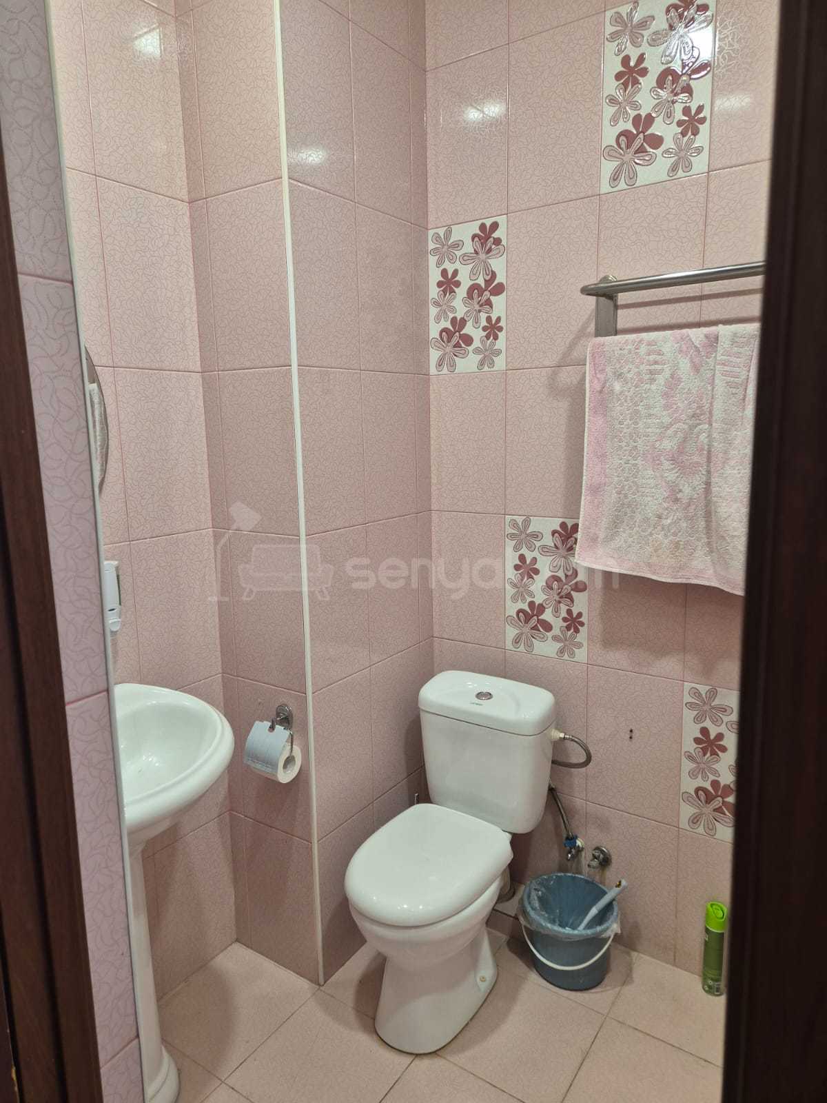 2 Սենյականոց Բնակարան Քարե Շենքում, 40քմ, 3/7 հարկ, Նորմալ Վիճակում, Կահավորված, Արևկող