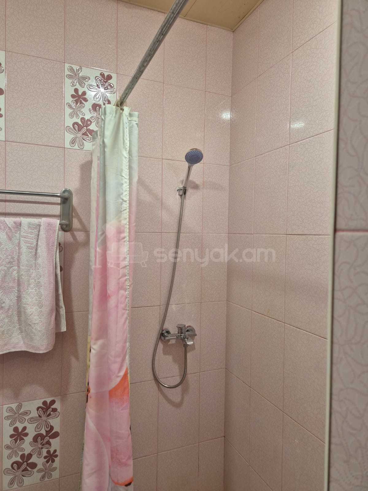 2 Սենյականոց Բնակարան Քարե Շենքում, 40քմ, 3/7 հարկ, Նորմալ Վիճակում, Կահավորված, Արևկող