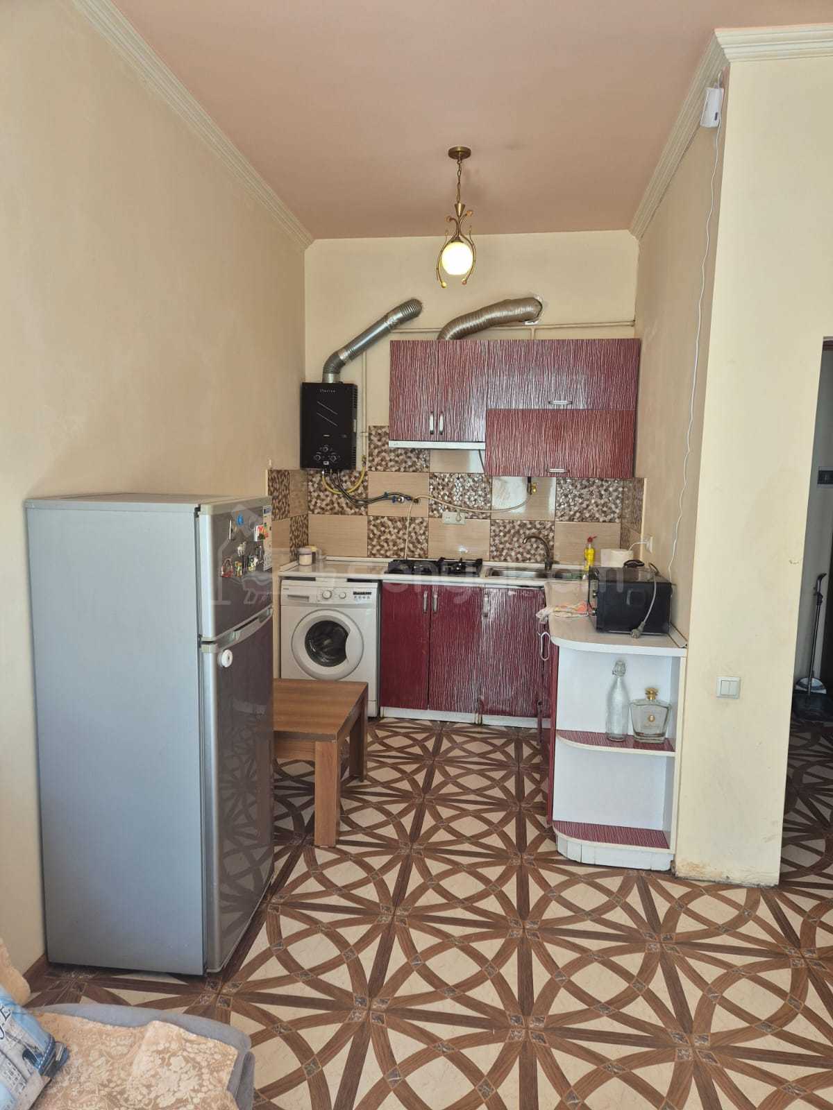 2 Սենյականոց Բնակարան Քարե Շենքում, 40քմ, 3/7 հարկ, Նորմալ Վիճակում, Կահավորված, Արևկող