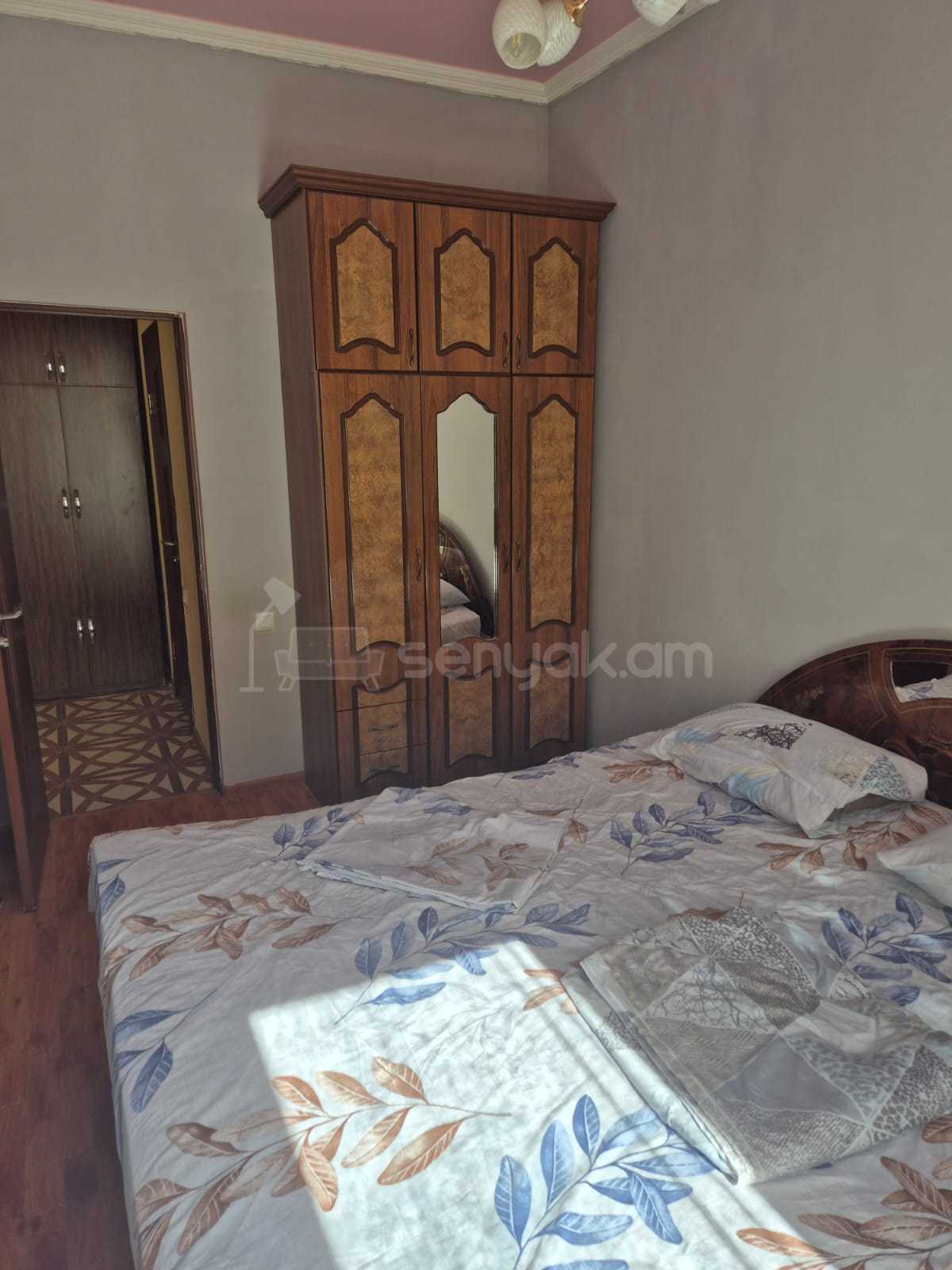 2 Սենյականոց Բնակարան Քարե Շենքում, 40քմ, 3/7 հարկ, Նորմալ Վիճակում, Կահավորված, Արևկող