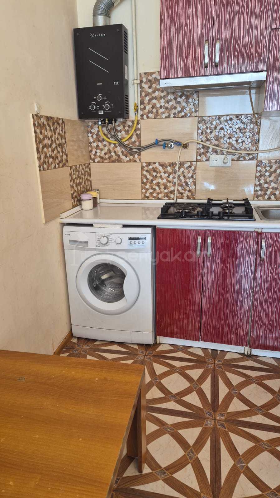2 Սենյականոց Բնակարան Քարե Շենքում, 40քմ, 3/7 հարկ, Նորմալ Վիճակում, Կահավորված, Արևկող