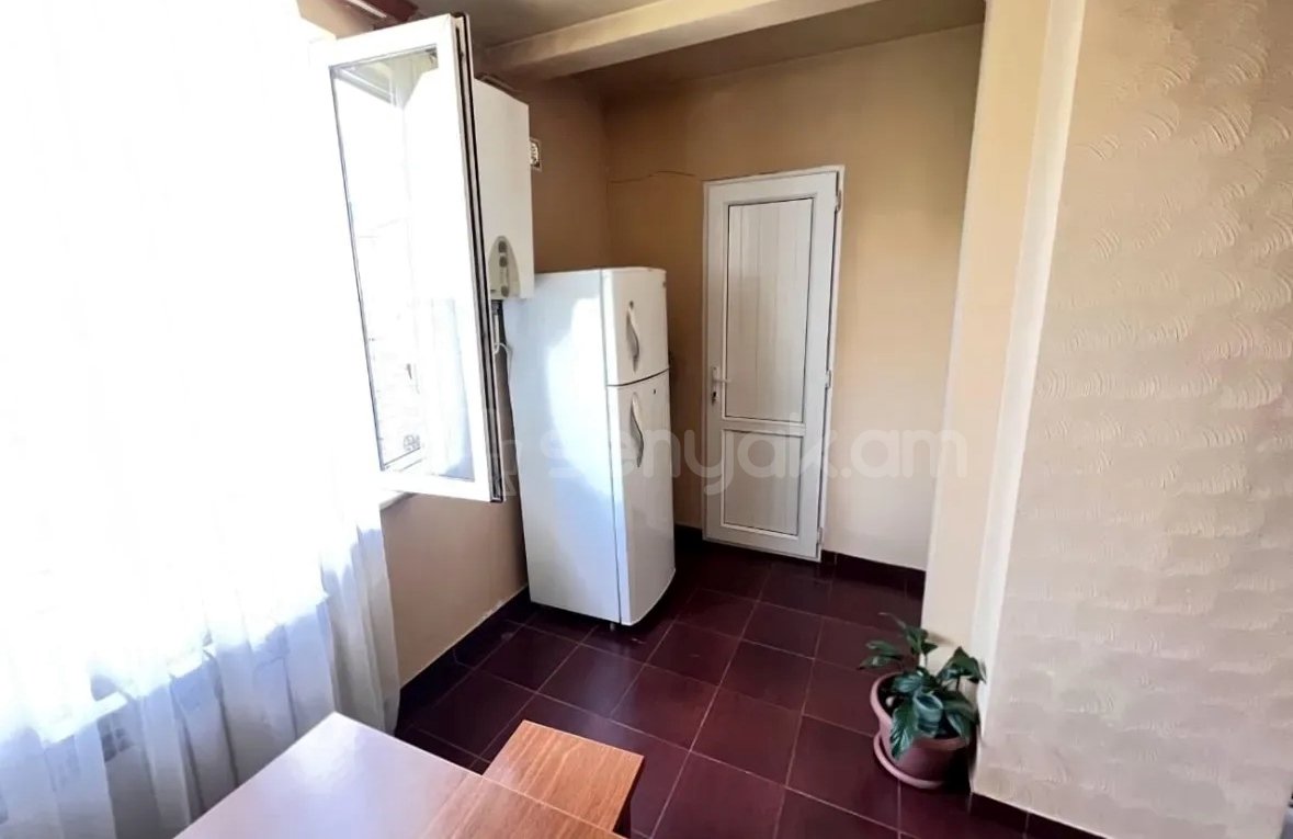 3 Սենյականոց Բնակարան Քարե Շենքում, 71քմ, 4/4 հարկ, Կապիտալ Վերանորոգված