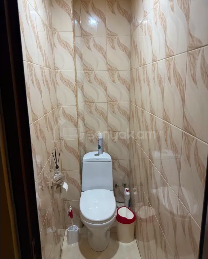 3 Սենյականոց Բնակարան Քարե Շենքում, 80քմ, 1/4 հարկ, Նորմալ Վիճակում, Կահավորված