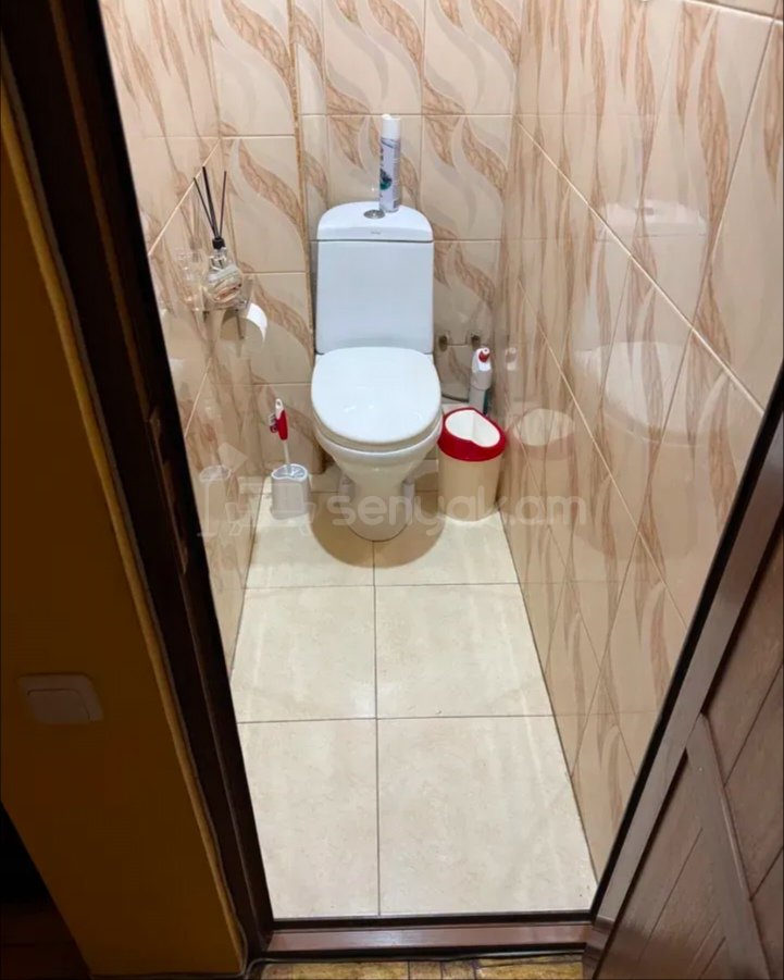 3 Սենյականոց Բնակարան Քարե Շենքում, 80քմ, 1/4 հարկ, Նորմալ Վիճակում, Կահավորված