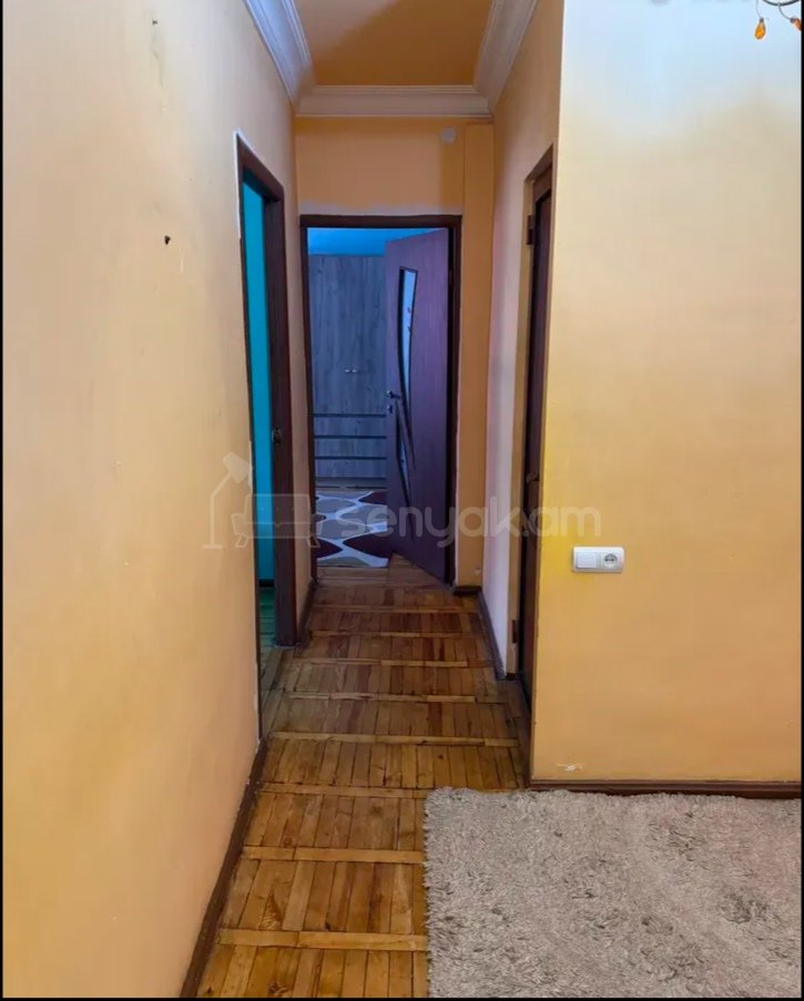 3 Սենյականոց Բնակարան Քարե Շենքում, 80քմ, 1/4 հարկ, Նորմալ Վիճակում, Կահավորված