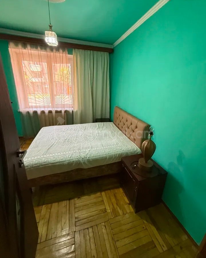 3 Սենյականոց Բնակարան Քարե Շենքում, 80քմ, 1/4 հարկ, Նորմալ Վիճակում, Կահավորված