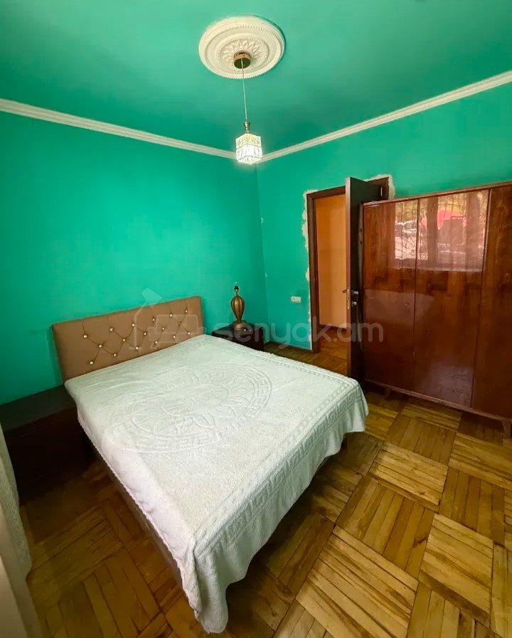 3 Սենյականոց Բնակարան Քարե Շենքում, 80քմ, 1/4 հարկ, Նորմալ Վիճակում, Կահավորված