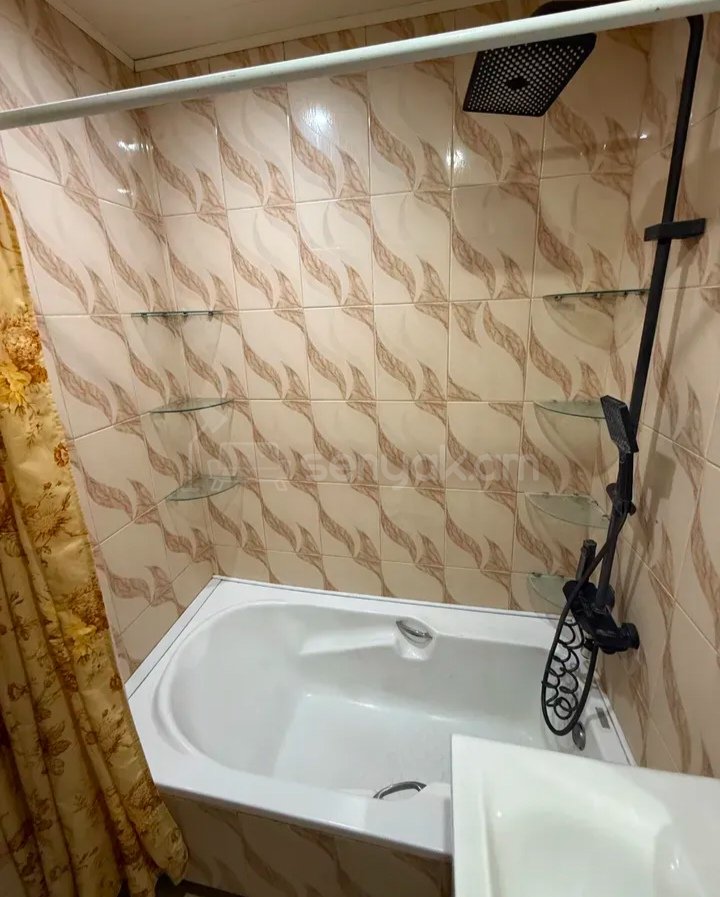 3 Սենյականոց Բնակարան Քարե Շենքում, 80քմ, 1/4 հարկ, Նորմալ Վիճակում, Կահավորված