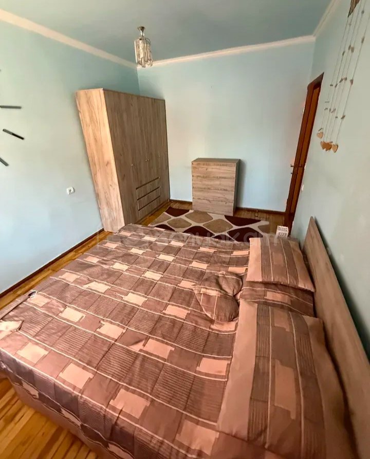 3 Սենյականոց Բնակարան Քարե Շենքում, 80քմ, 1/4 հարկ, Նորմալ Վիճակում, Կահավորված