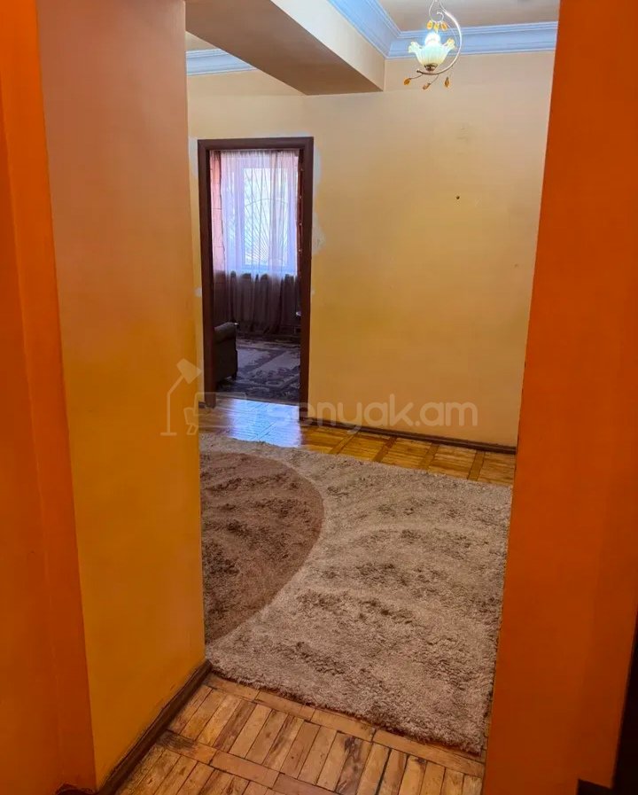 3 Սենյականոց Բնակարան Քարե Շենքում, 80քմ, 1/4 հարկ, Նորմալ Վիճակում, Կահավորված