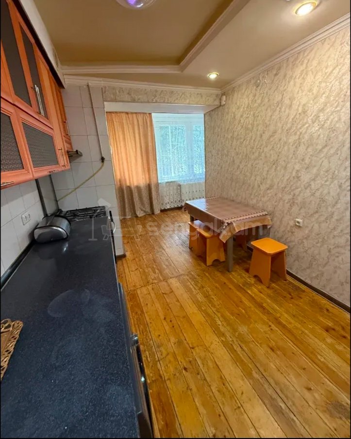 3 Սենյականոց Բնակարան Քարե Շենքում, 80քմ, 1/4 հարկ, Նորմալ Վիճակում, Կահավորված