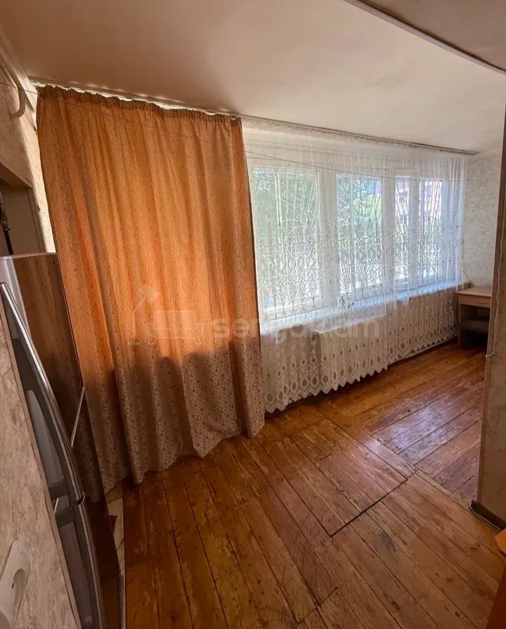 3 Սենյականոց Բնակարան Քարե Շենքում, 80քմ, 1/4 հարկ, Նորմալ Վիճակում, Կահավորված