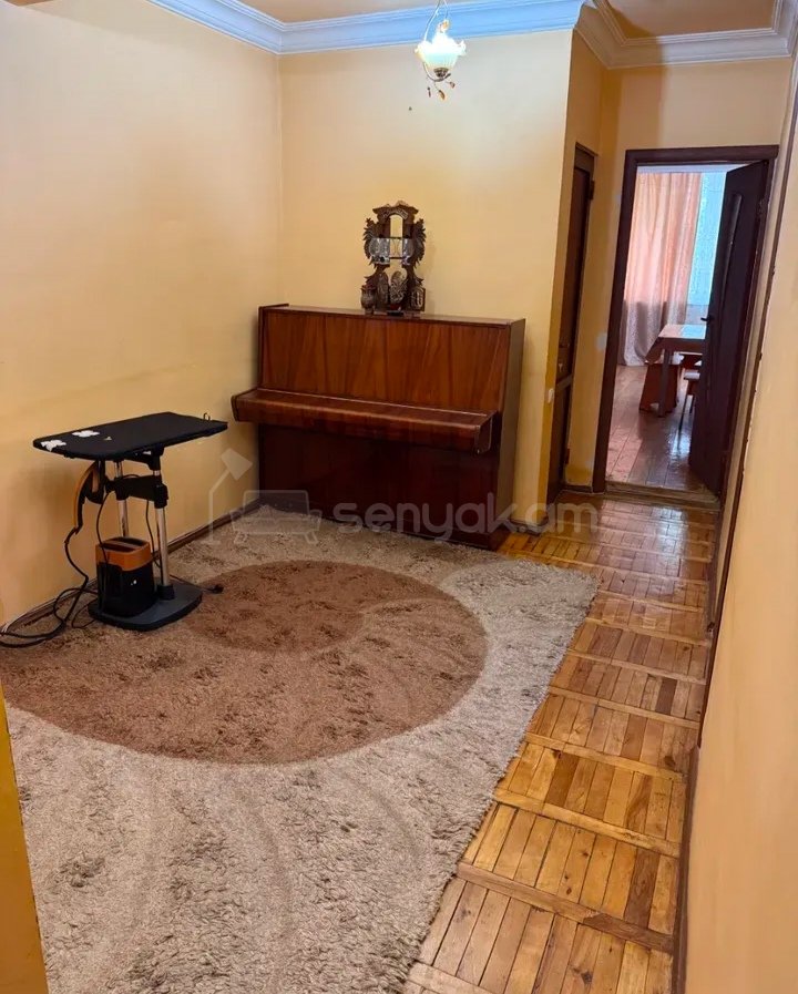 3 Սենյականոց Բնակարան Քարե Շենքում, 80քմ, 1/4 հարկ, Նորմալ Վիճակում, Կահավորված