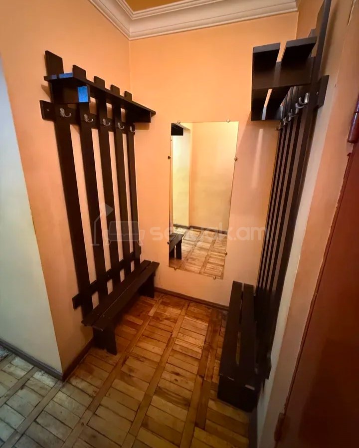 3 Սենյականոց Բնակարան Քարե Շենքում, 80քմ, 1/4 հարկ, Նորմալ Վիճակում, Կահավորված