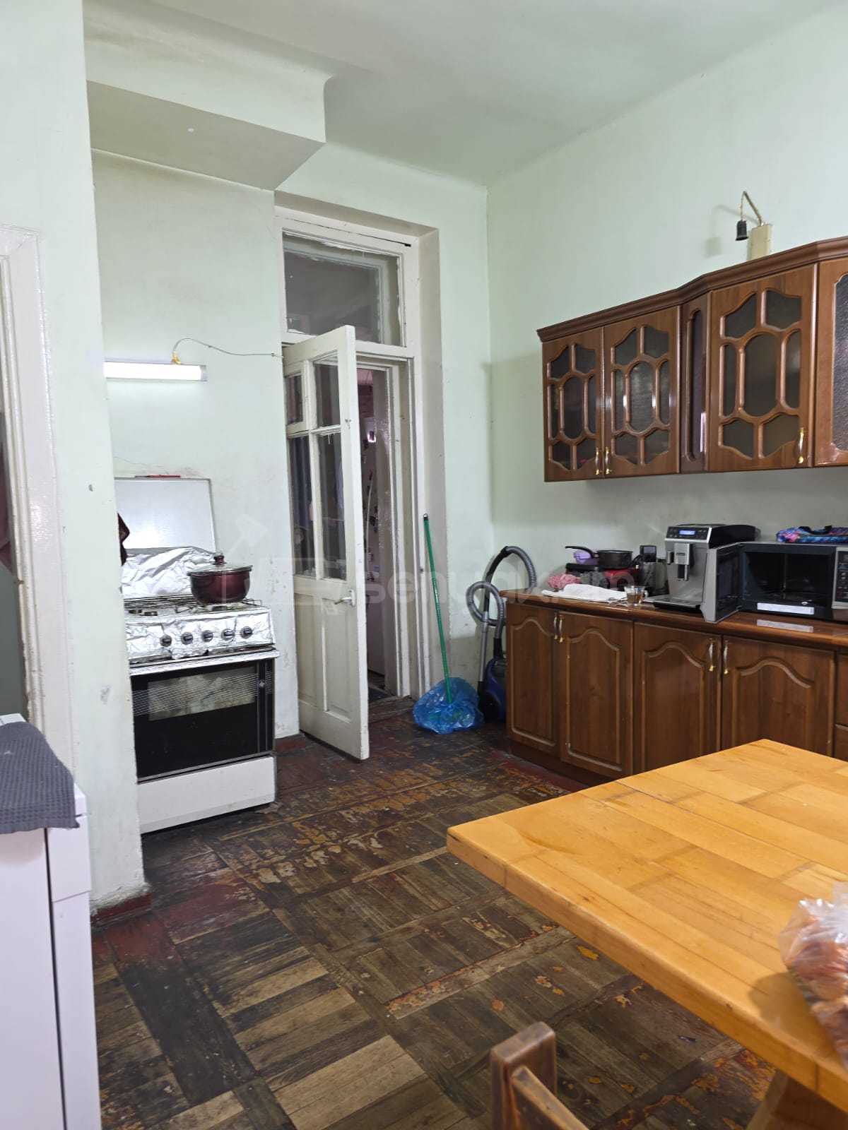3 Սենյականոց Բնակարան Քարե Շենքում, 130քմ, 3/4 հարկ, Նորմալ Վիճակում